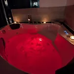 Σπίτι διακοπών Cosy With Terrace & Jacuzzi *